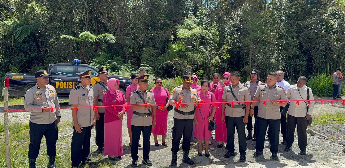 Kapolres Pegunungan Arfak Serahkan Kunci Rumah Dinas
