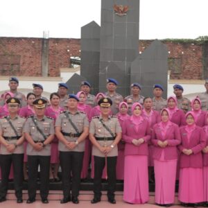 Mengenang Jasa Pahlawan di HUT Bhayangkara ke-80, Polres Rokan Hilir lak-sanakan Ziarah dan Tabur Bunga