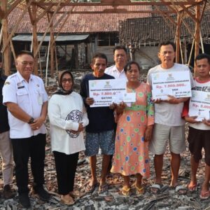 “Sabar Nggih, Ini Ujian”, Pesan Haru Wabup Blora Saat Serahkan Bantuan Korban Kebakaran di Kedungtuban