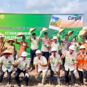 Perkuat Ketahanan Pangan, Polsek Marau Kawal Penanaman Jagung Hibrida 3 Hektare di Ketapang