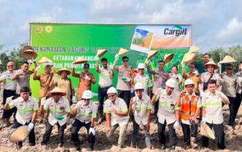 Perkuat Ketahanan Pangan, Polsek Marau Kawal Penanaman Jagung Hibrida 3 Hektare di Ketapang