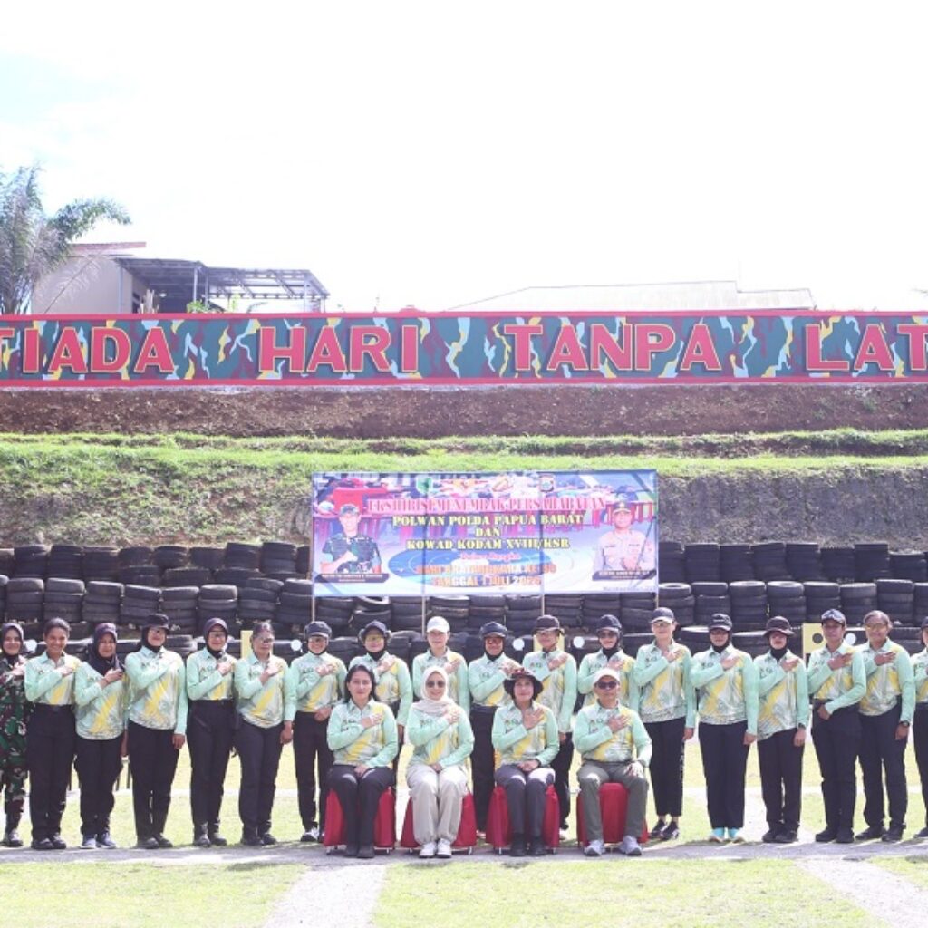 Tingkatkan Soliditas TNI-Polri, Polwan dan Kowad Unjuk Kemampuan Menembak di Manokwari