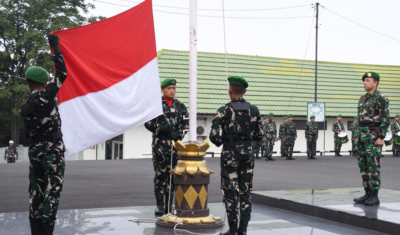 Upacara Bendera di Makorem 044 Gapo