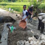 Warga Parakanbesi Lebak Gotong Royong Perbaiki Jalan dan Jembatan Rusak