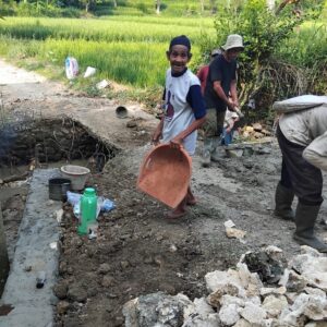 Viral! Warga Parakanbesi Lebak Gotong Royong Perbaiki Jalan dan Jembatan Rusak