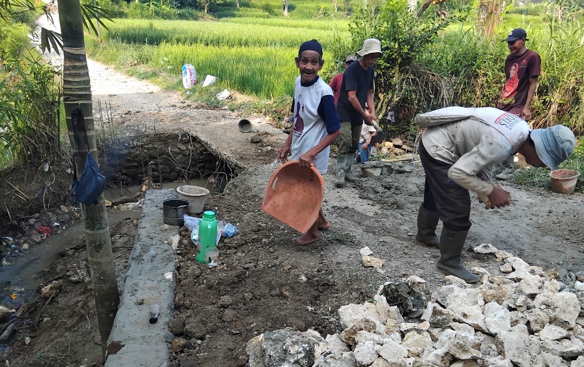 Warga Parakanbesi Lebak Gotong Royong Perbaiki Jalan dan Jembatan Rusak