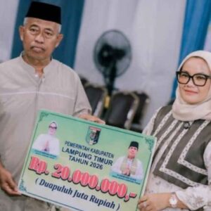 Bupati Ela Salurkan Hibah dan Santunan di Safari Ramadan Lampung Timur