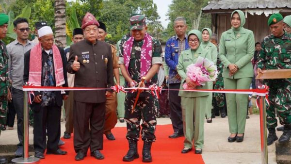Danrem 044 Gapo Brigjen TNI Khabib Mahfud meresmikan rehabilitasi Mushola Al Barokah di Kecamatan Semende Darat Laut, Kabupaten Muara Enim.