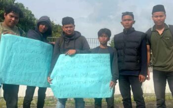 Massa Forum Pemuda Pejuang Indonesia (FPPI) menggelar aksi damai di depan Mapolda Sumatera Utara.