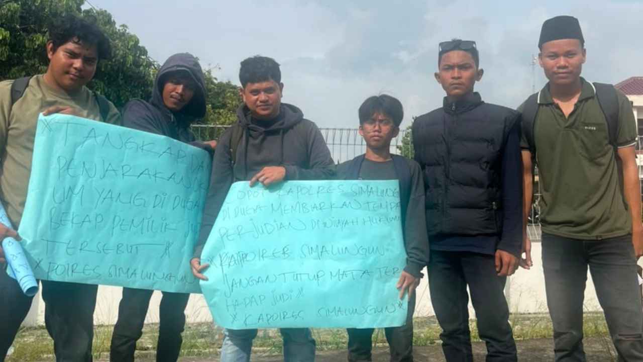 Massa Forum Pemuda Pejuang Indonesia (FPPI) menggelar aksi damai di depan Mapolda Sumatera Utara.