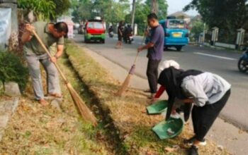Bupati Lebak Hasbi Jayabaya mengajak masyarakat mengikuti Gerakan Jumat Bersih untuk menjaga kebersihan lingkungan.