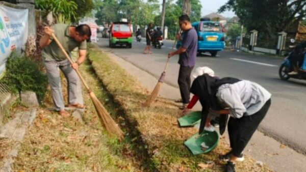 Bupati Lebak Hasbi Jayabaya mengajak masyarakat mengikuti Gerakan Jumat Bersih untuk menjaga kebersihan lingkungan.