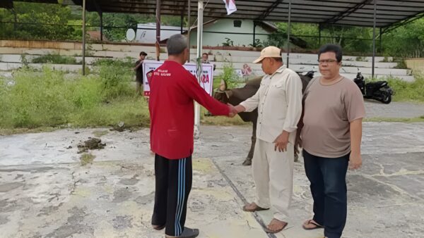 Pengurus DPC Partai Gerindra Kota Sabang membagikan paket daging kurban kepada masyarakat di Gampong Balohan, Kecamatan Sukajaya.