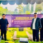 Pengurus dan anggota Kongres Advokat Indonesia (KAI) saat ziarah ke makam pendiri dan tokoh organisasi dalam rangka HUT ke-18 KAI di TPU Tanah Kusir Jakarta.