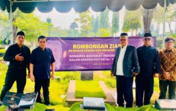 Pengurus dan anggota Kongres Advokat Indonesia (KAI) saat ziarah ke makam pendiri dan tokoh organisasi dalam rangka HUT ke-18 KAI di TPU Tanah Kusir Jakarta.