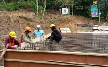 Pembangunan jembatan gantung oleh Kementerian PU di Provinsi Banten untuk meningkatkan konektivitas masyarakat desa.