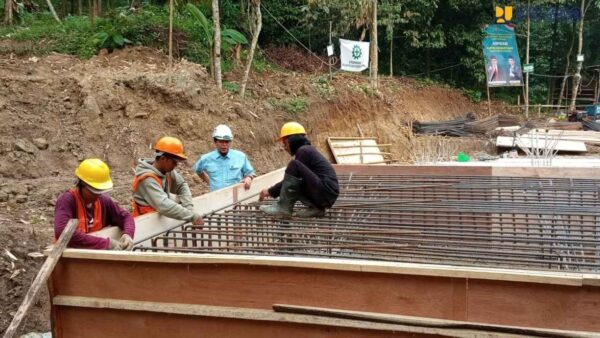 Pembangunan jembatan gantung oleh Kementerian PU di Provinsi Banten untuk meningkatkan konektivitas masyarakat desa.