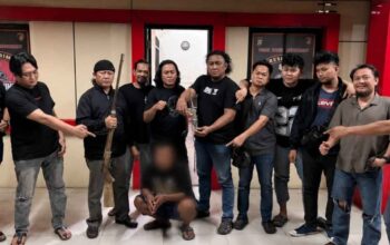 Petugas Satreskrim Polres Banyuasin menunjukkan barang bukti dua senjata api rakitan dan amunisi hasil Operasi Senpi Musi 2026.