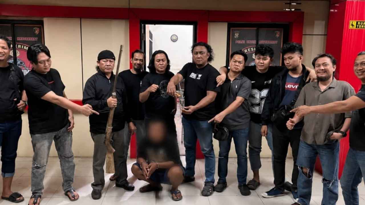 Petugas Satreskrim Polres Banyuasin menunjukkan barang bukti dua senjata api rakitan dan amunisi hasil Operasi Senpi Musi 2026.