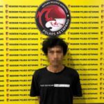 Petugas Satresnarkoba Polres Ketapang mengamankan dua pria yang diduga terlibat peredaran sabu di Kecamatan Delta Pawan, Ketapang.