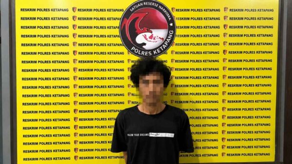 Petugas Satresnarkoba Polres Ketapang mengamankan dua pria yang diduga terlibat peredaran sabu di Kecamatan Delta Pawan, Ketapang.