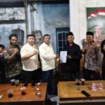 Ketua DPD PNJ Jawa Tengah menyerahkan SK kepengurusan kepada DPC PNJ Kabupaten Pati yang dipimpin Moh. Kundori.