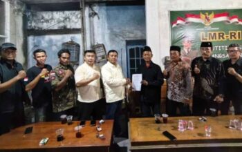 Ketua DPD PNJ Jawa Tengah menyerahkan SK kepengurusan kepada DPC PNJ Kabupaten Pati yang dipimpin Moh. Kundori.