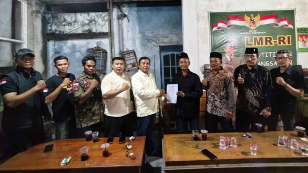 Ketua DPD PNJ Jawa Tengah menyerahkan SK kepengurusan kepada DPC PNJ Kabupaten Pati yang dipimpin Moh. Kundori.