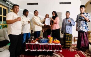 Pengurus DPD Partai Nusantara Jaya Jawa Tengah menyerahkan SK kepengurusan DPC PNJ Kabupaten Rembang kepada Nuruzzahroh.