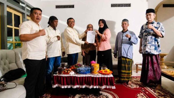 Pengurus DPD Partai Nusantara Jaya Jawa Tengah menyerahkan SK kepengurusan DPC PNJ Kabupaten Rembang kepada Nuruzzahroh.