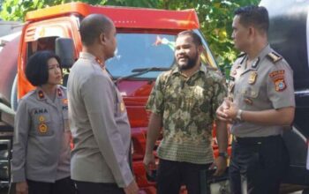 Kapolda Papua Barat menyerahkan bantuan air bersih kepada masyarakat di Gereja Advent Sowi Gunung, Manokwari, dalam rangka Hari Bhayangkara ke-80.