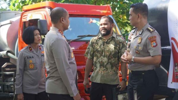 Kapolda Papua Barat menyerahkan bantuan air bersih kepada masyarakat di Gereja Advent Sowi Gunung, Manokwari, dalam rangka Hari Bhayangkara ke-80.