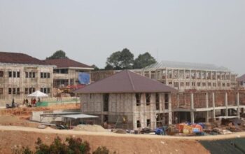 Pembangunan Sekolah Rakyat Bogor di Jasinga dengan panorama perbukitan dan fasilitas pendidikan modern menjelang operasional Juli 2026.