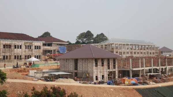 Pembangunan Sekolah Rakyat Bogor di Jasinga dengan panorama perbukitan dan fasilitas pendidikan modern menjelang operasional Juli 2026.