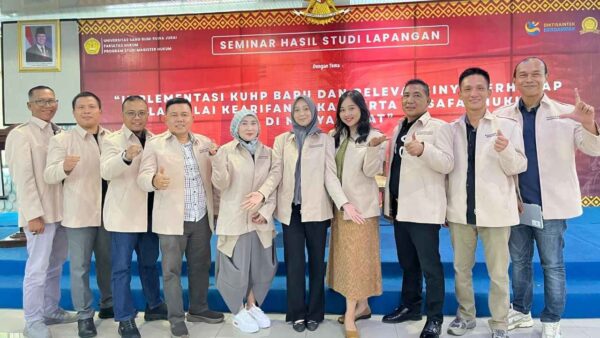 Rektor Universitas Saburai bersama dosen dan mahasiswa Magister Hukum saat seminar hasil studi lapangan di Bandar Lampung.