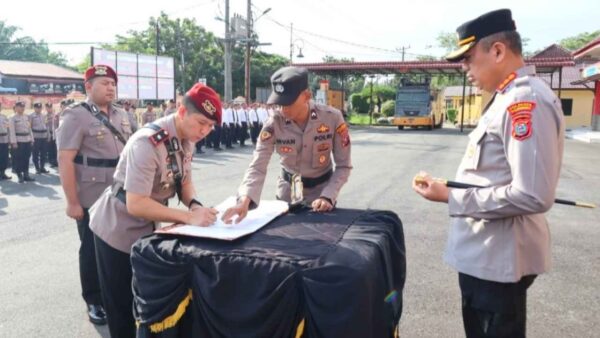 Kapolresta Deli Serdang memimpin upacara sertijab Kasat Reskrim serta Kapolsek Pagar Merbau dan Kapolsek Beringin.