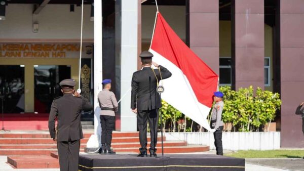 Personel Polda Papua Barat mengikuti Upacara Hari Lahir Pancasila Tahun 2026 di Lapangan Apel Mapolda Papua Barat, Manokwari.