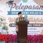 Wakil Bupati Lampung Timur Azwar Hadi menghadiri pelepasan dan wisuda tahfidz MIN 2 Lampung Timur di Kecamatan Sukadana serta memberikan apresiasi kepada para siswa yang telah menyelesaikan pendidikan dan menghafal Al-Qur’an.