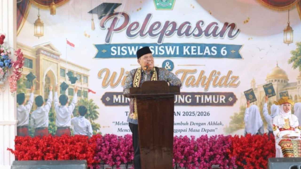 Wakil Bupati Lampung Timur Azwar Hadi menghadiri pelepasan dan wisuda tahfidz MIN 2 Lampung Timur di Kecamatan Sukadana serta memberikan apresiasi kepada para siswa yang telah menyelesaikan pendidikan dan menghafal Al-Qur’an.