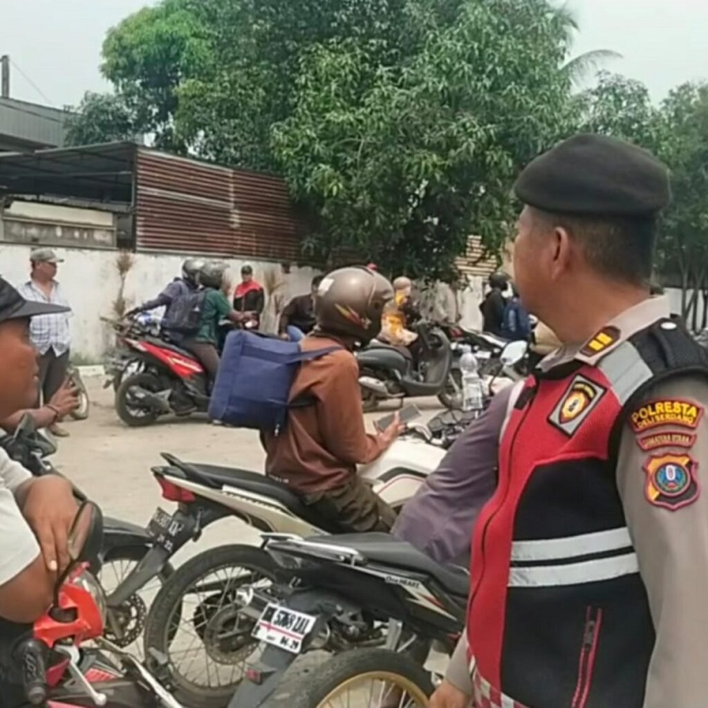 Antrean BBM Mengular, Polresta Deli Serdang Atur Lalu Lintas dan Kawal Distribusi di Seluruh SPBU
