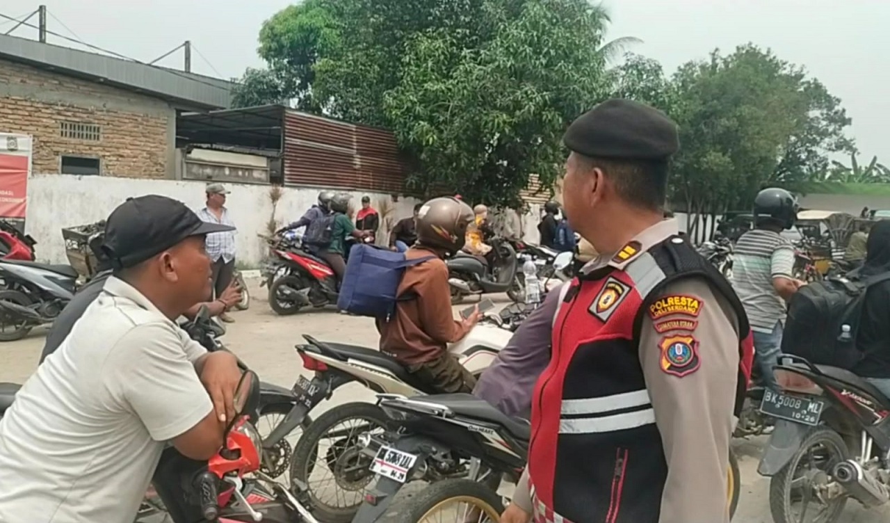 Antrean BBM Mengular, Polresta Deli Serdang Atur Lalu Lintas dan Kawal Distribusi di Seluruh SPBU