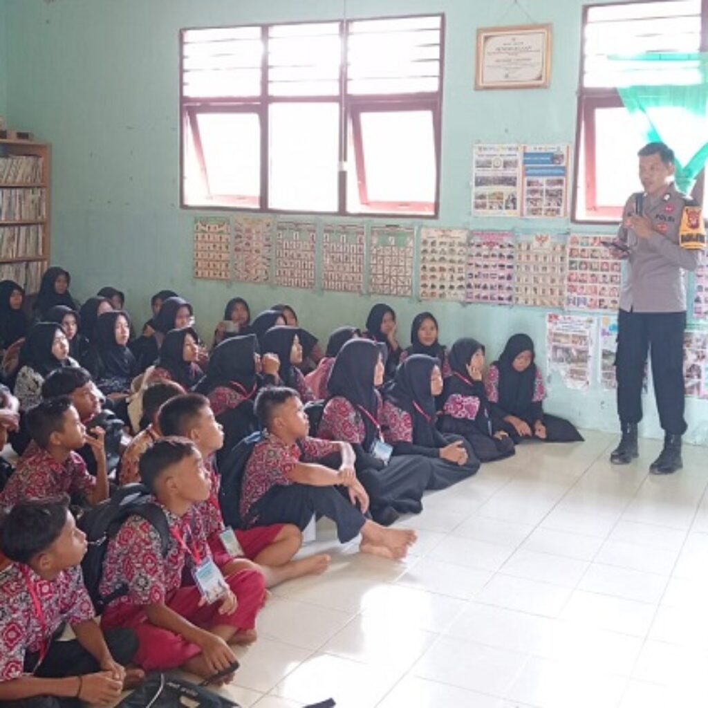 Bhabinkamtibmas Polsek Belimbing Berikan Penyuluhan Bahaya Narkoba kepada Siswa Baru SMP Negeri 4 Belimbing