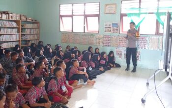 Bhabinkamtibmas Polsek Belimbing Berikan Penyuluhan Bahaya Narkoba kepada Siswa Baru SMP Negeri 4 Belimbing