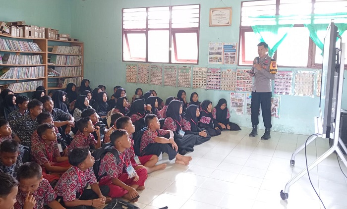 Bhabinkamtibmas Polsek Belimbing Berikan Penyuluhan Bahaya Narkoba kepada Siswa Baru SMP Negeri 4 Belimbing