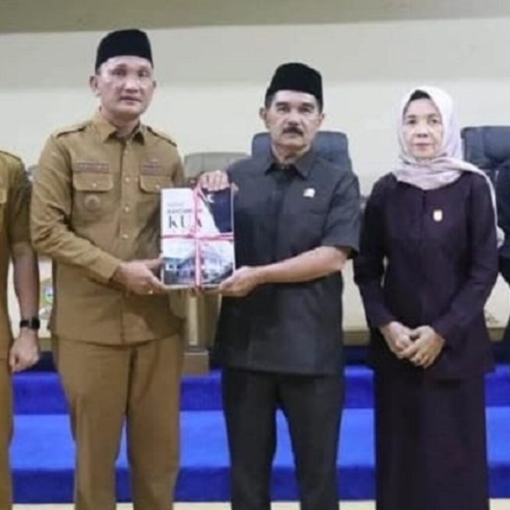 DPRD Sarolangun Bahas KUA-PPAS APBD 2027, Bupati Hurmin Serahkan Dokumen Rancangan Anggaran