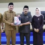 DPRD Sarolangun Bahas KUA-PPAS APBD 2027, Bupati Hurmin Serahkan Dokumen Rancangan Anggaran
