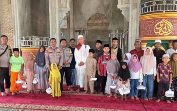 Ekspedisi Merah Putih Presisi Polres Rokan Hilir Salurkan Sedekah Makanan untuk Anak Yatim di Panipahan