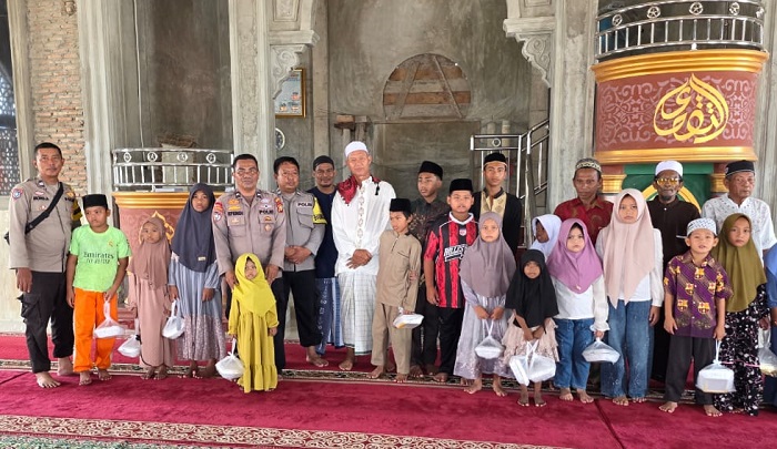 Ekspedisi Merah Putih Presisi Polres Rokan Hilir Salurkan Sedekah Makanan untuk Anak Yatim di Panipahan