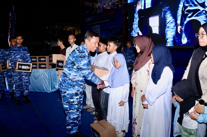 Hari Bakti ke-79 TNI AU, Lanud Halim Perdanakusuma Salurkan Ratusan Paket Sembako