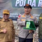 Hari Mangrove Sedunia, Kapolda Riau Terima Penghargaan Green Policing dari Yayasan Generasi Hijau